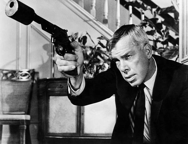 Wiele ciekawych filmowych propozycji odrzucił. Był np. pierwotnie brany pod uwagę do roli Brudnego Harry'ego (którą ostatecznie zagrał Clint Eastwood), oferty jednak nie przyjął (na zdjęciu - w filmie "Zabójcy").