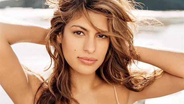 "Jestem zmęczona postrzeganiem mnie wyłącznie jako symbolu seksu. Mam już dosyć" - przyznała w jednym z wywiadów Eva Mendes. Nie jest jej łatwo walczyć z takim wizerunkiem. Aktorka od kilku lat znajduje się bowiem na listach najseksowniejszych kobiet świata, publikowanych przez popularne magazyny dla panów. "Jestem zmęczona postrzeganiem mnie wyłącznie jako symbolu seksu. Mam już dosyć" - przyznała w jednym z wywiadów Eva Mendes. Nie jest jej łatwo walczyć z takim wizerunkiem. Aktorka od kilku lat znajduje się bowiem na listach najseksowniejszych kobiet świata, publikowanych przez popularne magazyny dla panów.