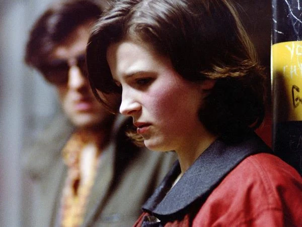 Juliette Binoche pochodzi z artystycznej rodziny - jej matka również była aktorką, a ojciec rzeźbiarzem. W bardzo wczesnym wieku zaczęła pobierać lekcje aktorstwa, których udzielała jej matka. Po kilku rolach teatralnych, w wieku 20 lat zadebiutowała w francuskim filmie "Les Nanas". Zaraz potem wystąpiła w produkcji Jean-Luca Godarda "Zdrowaś Mario" (na zdjęciu) - fot. JLG FILMS