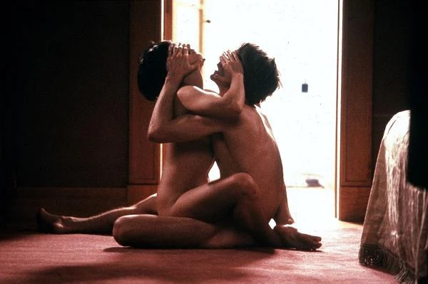 W "Skazie" Binoche zagrała Annę, 20-letnią dziewczynę, która nawiązuje romans z... ojcem swego chłopaka, 50-letnim parlamentarzystą (Jeremy Irons). Sceny erotyczne z filmu Louisa Malle'a porównywano do słynnych ujęć z "Ostatniego tanga w Paryżu".