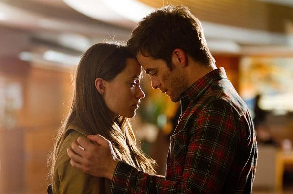 U boku Chrisa Pine'a w dramacie "Ludzie jak my" (2012), opowiadającym o mężczyźnie, który trakcie pogrzebu ojca dowiaduje się, że ma siostrę i w związku z testamentem musi jej przekazać 150 tysięcy dolarów.