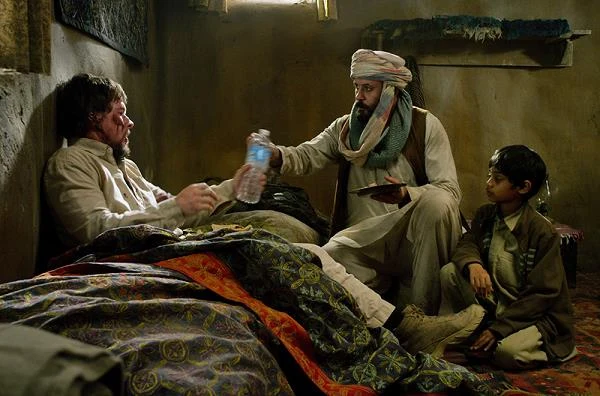 Mark Wahlberg, Ali Suliman i Rohan Chand w scenie z filmu "Ocalony"