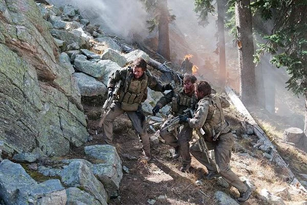 Mark Wahlberg, Emile Hirsch i Taylor Kitsch w scenie z filmu "Ocalony"