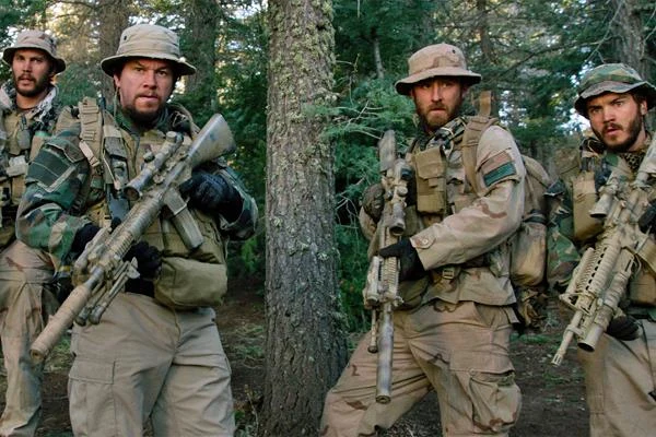 Taylor Kitsch, Mark Wahlberg, Ben Foster i Emile Hirsch w scenie z filmu "Ocalony"