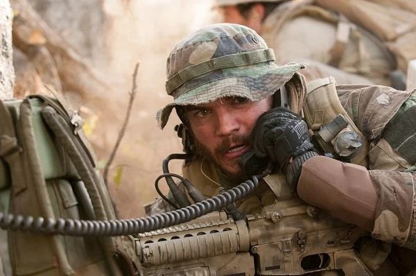 Emile Hirsch w scenie z filmu "Ocalony"