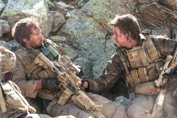 Taylor Kitsch i Mark Wahlberg w scenie z filmu "Ocalony"