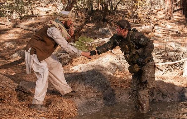 Yousuf Azami i Mark Wahlberg w scenie z filmu "Ocalony"
