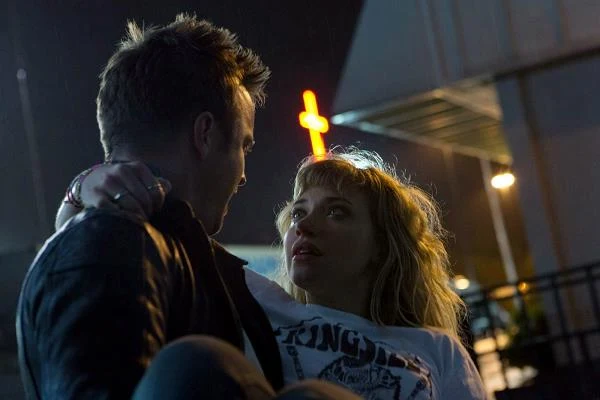 Aaron Paul i Imogen Poots w scenie z filmu "Need for Speed"