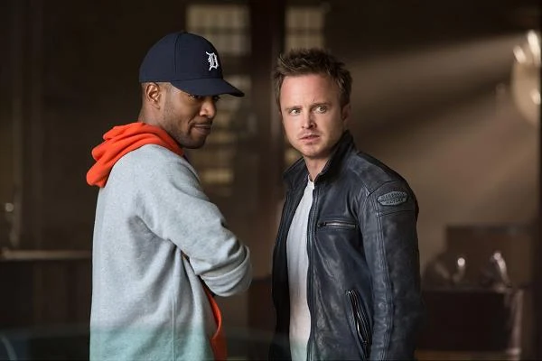Scott Mescudi i Aaron Paul w scenie z filmu "Need for Speed"
