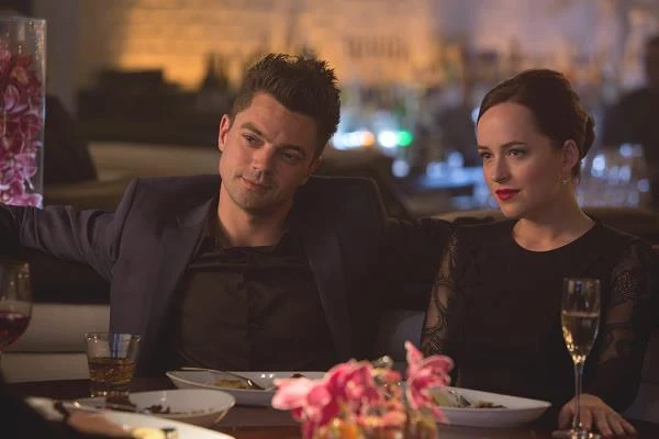 Dominic Cooper i Dakota Johnson w scenie z filmu "Need for Speed"