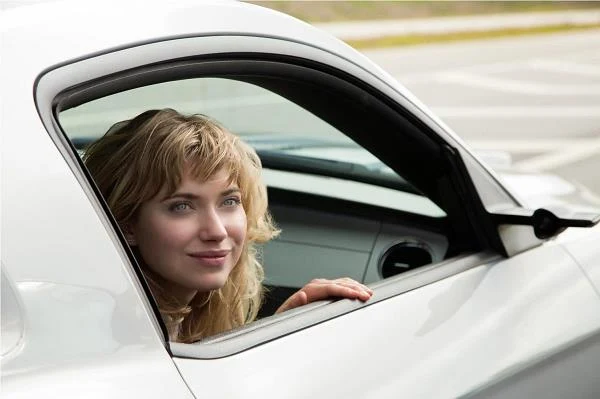 Imogen Poots w scenie z filmu "Need for Speed"
