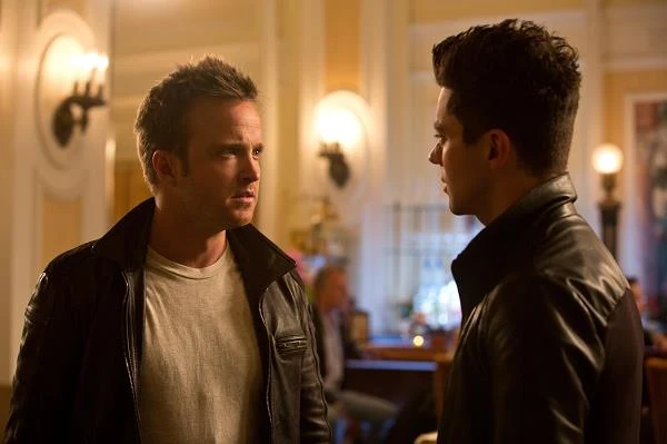 Aaron Paul i Dominic Cooper w scenie z filmu "Need for Speed"