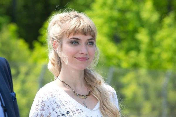 Imogen Poots w scenie z filmu "Need for Speed"