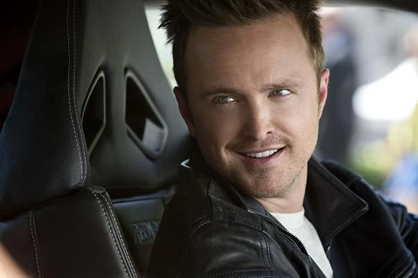 Aaron Paul w scenie z filmu "Need for Speed"