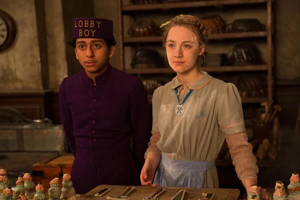 Tony Revolori i Saoirse Ronan w scenie z filmu "Grand Budapest Hotel"