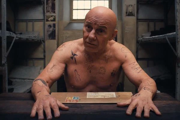 Harvey Keitel w scenie z filmu "Grand Budapest Hotel"