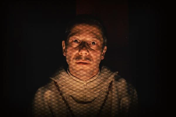 Mathieu Amalric w scenie z filmu "Grand Budapest Hotel"