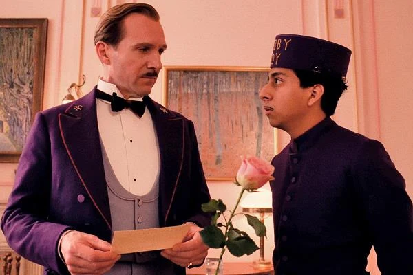 Ralph Fiennes i Tony Revolori w scenie z filmu "Grand Budapest Hotel"