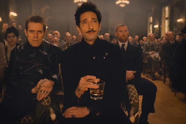 Willem Dafoe i Adrien Brody w scenie z filmu "Grand Budapest Hotel"