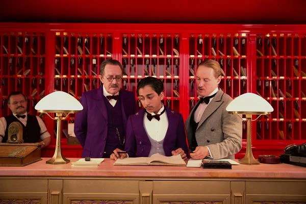Larry Pine, Tony Revolori i Owen Wilson w scenie z filmu "Grand Budapest Hotel"