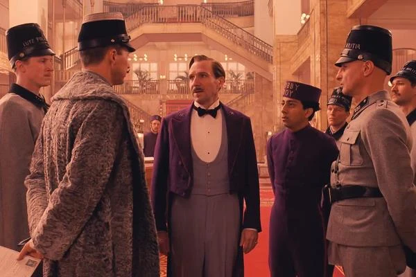 Edward Norton, Ralph Fiennes i Tony Revolori w scenie z filmu "Grand Budapest Hotel" Edward Norton, Ralph Fiennes i Tony Revolori w scenie z filmu "Grand Budapest Hotel"