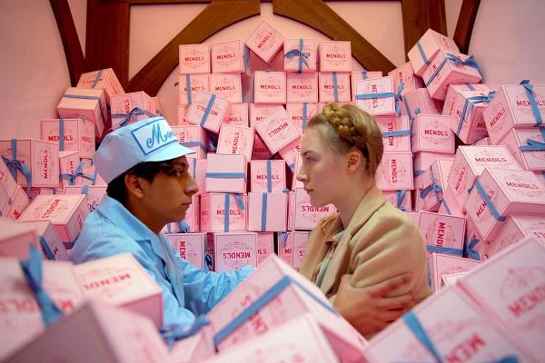 Tony Revolori i Saoirse Ronan w scenie z filmu "Grand Budapest Hotel"