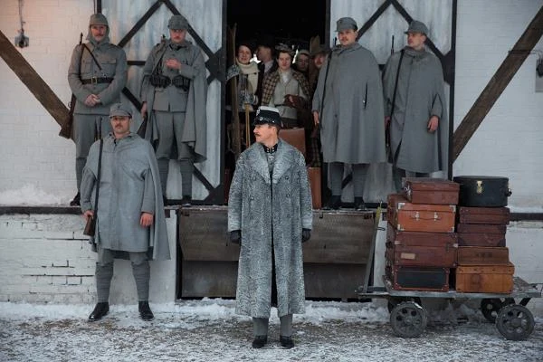 Edward Norton w scenie z filmu "Grand Budapest Hotel"
