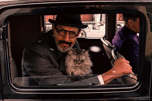 Jeff Goldblum w scenie z filmu "Grand Budapest Hotel"