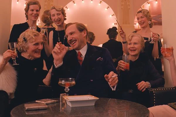 Ralph Fiennes w scenie z filmu "Grand Budapest Hotel"
