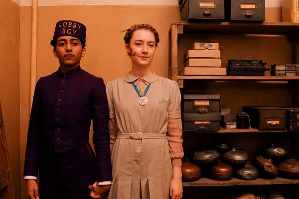 Tony Revolori i Saoirse Ronan w scenie z filmu "Grand Budapest Hotel"
