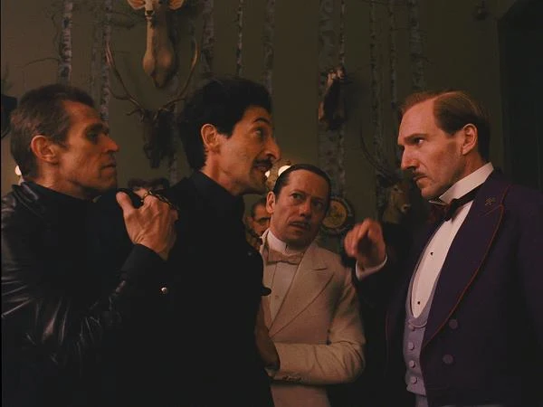 Willem Dafoe, Adrien Brody, Mathieu Amalric i Ralph Fiennes w scenie z filmu "Grand Budapest Hotel" Willem Dafoe, Adrien Brody, Mathieu Amalric i Ralph Fiennes w scenie z filmu "Grand Budapest Hotel"