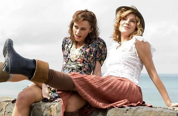 Z Sienną Miller w biograficznym melodramacie wojennym "The Edge of Love" (2008).