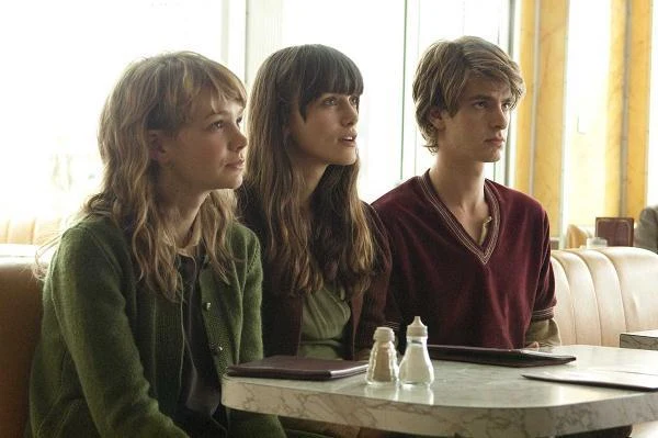 Z Carey Mulligan i Andrew Garfieldem w futurystycznym "Nie opuszczaj mnie" (2010) Marka Romanka, adaptacji powieści Kazuo Ishiguro.