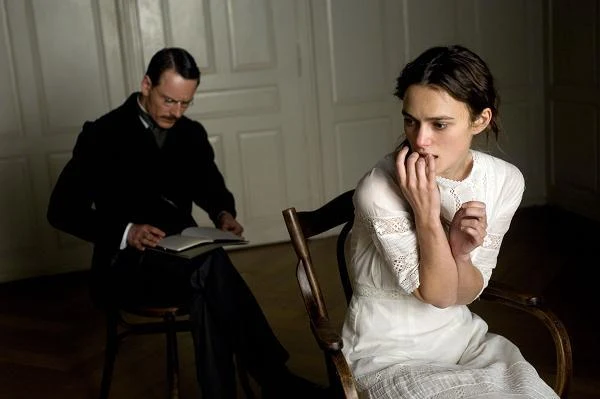 W rozgrywającej się w początkach XX wieku "Niebezpiecznej metodzie" (2010) Davida Cronenberga, opowiadającej o skomplikowanej relacji łączącej Zygmunta Freuda i Carla Gustava Junga (Michael Fassbender, na zdjęciu).