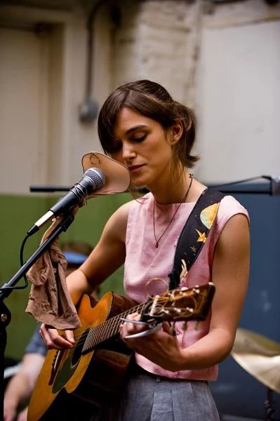 Przy okazji występu w muzycznej komedii "Zacznijmy od nowa" Knightley oprócz aktorskiego, zaprezentowała także swój talent wokalny. Efekty? Wykonywana przez aktorkę piosenka "Lost Stars" była w tym roku nominowana do Oscara. W filmie Johna Carneya gwiazda wcieliła się w początkującą piosenkarkę i kompozytorkę, która znalazła się w Nowym Jorku, bo towarzyszy swemu chłopakowi (Adama Levine) - wziętemu muzykowi, negocjującemu kontrakt życia. Oszukana przez ukochanego, za sprawą doświadczonego producenta (Mark Ruffalo), postanawia nagrać płytę.