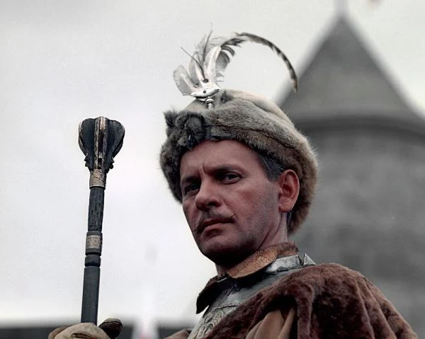 W tytułowego bohatera filmu znakomicie wcielił się Tadeusz Łomnicki. Aby solidnie przygotować się do roli "małego rycerza", aktor poświęcił pół roku na naukę jazdy konno, ponadto przez rok zgłębiał tajniki szermierki.