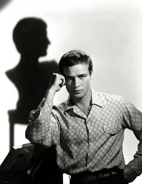 Brando urodził się 3 kwietnia 1924 roku w miejscowości Omaha w amerykańskim stanie Nebrasca. Nie planował kariery aktorskiej - po skończeniu szkoły średniej wstąpił do szkoły wojskowej Shattuck Military Academy, z której go wyrzucono. Za namową ojca pojechał do Nowego Jorku, gdzie rozpoczął naukę w prestiżowej szkole aktorskiej Lee Strasberga i Stelli Adler. Aktorskim debiutem Brando była rola w broadwayowskim spektaklu "I Remember Mama" w 1944 roku. Trzy lata później stworzył niezapomnianą kreację Stanleya Kowalskiego w sztuce Tennessee Williamsa "Tramwaj zwany pożądaniem" - fot. Mary Evans Picture Library
