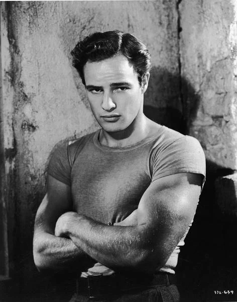 Na wielkim ekranie Brando zadebiutował w 1950 roku w filmie "Pokłosie wojny". Rok później powtórnie wcielił się w postać Stanleya Kowalskiego w filmowej adaptacji słynnego dramatu - rola ta przyniosła mu nominację do Oscara w kategorii "najlepszy aktor" - fot. Hulton Archive
