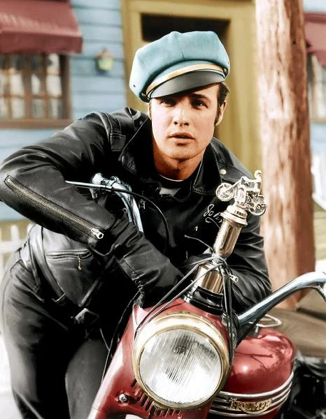 W 1953 roku Marlon Brando wcielił się w tytułowego bohatera filmu "Dziki" w reżyserii Laszlo Benedeka. Był nim Johnny - charyzmatyczny przywódca motocyklowego gangu. Brando, który wystąpił w filmie na swoim własnym motocyklu, wniósł do "Dzikiego" niepokojący powiew anarchii, który zapowiadał już młodzieżową rewoltę lat 60. Osoba rzucającego wyzwanie mieszczańskiemu społeczeństwu, wrażliwego, a jednocześnie agresywnego i nieobliczalnego Johnny'ego stała się ikoną "buntowników bez powodu" lat 50. - fot. Everett Collection