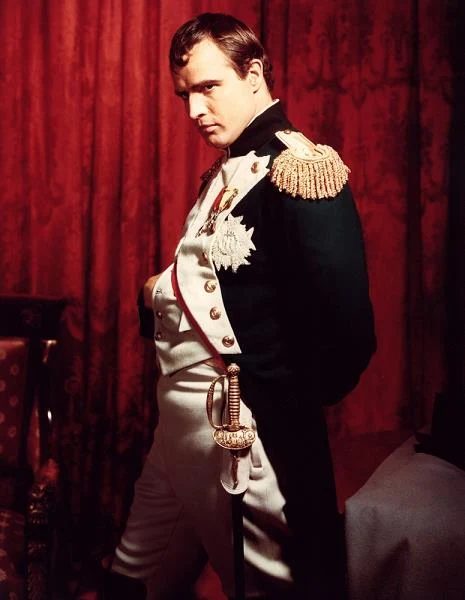 Brando kilkukrotnie wcielał się na ekranie w historyczne postaci. W kostiumowym dramacie "Desirée" (1954) zagrał młodego generała Napoleona Bonaparte, z kolei w szekspirowskim "Juliuszu Cezarze" (1953) w adaptacji Josepha L. Mankiewicza przywdział szaty Marka Antoniusza.- fot. Everett Collection