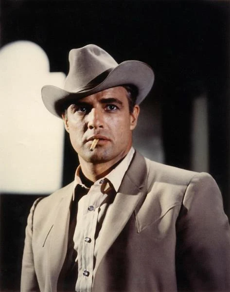 W latach 60. jego gwiazda zaczęła przygasać - kolejne role (m.in. w "Buncie na Bounty" z 1962 roku, "Opowieściach do poduszki" z 1964 i "Hrabinie z Hongkongu" z 1967) zostały nieprzychylnie zrecenzowane przez krytyków. Powrotem do formy była rola w dramacie "Obława" (1966) Arthura Penna - na zdjęciu - w którym Brando zagrał szeryfa próbującego złapać groźnych przestępców.