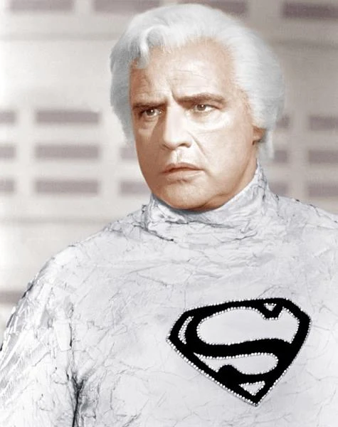 Kompletnym zaskoczeniem dla fanów Brando był jego występ w "Supermanie" (1978), gdzie zagrał Jor-Ela., czyli ojca tytułowego bohatera. Brando zgodził sie na niewielką rolę pod trzema warunkami. Miał dostać astronomiczną gażę, nie musiał czytać scenariusza i nie musiał uczyć się swych kwestii - produkcja miała zapewnić mu wyświetlany za kamerą ekran ze wszystkimi dialogami - fot. Everett Collection