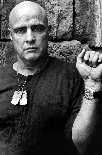 Niewielka, ale niezapomniana rola pułkownika Kurtza w "Czasie apokalipsy" (1979) Francisa Forda Coppoli na podstawie "Jądra ciemności" Josepha Conrada była powrotem Brando do wielkiej formy. "Od początku chcieliśmy uczynić postać Kurtza jak najbardziej tajemniczą, zaś doskonała gra aktorska Marlona Brando jeszcze potęguje ten efekt" - mówił reżyser filmu. Do historii przeszła również gaża Brando, który za 3 tygodnie na planie zainkasował okrągły milion dolraów.