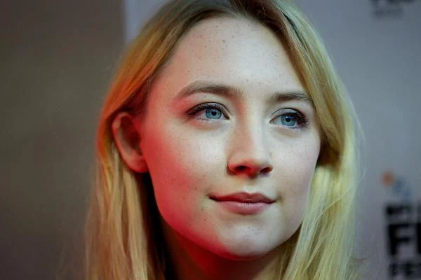 Kiedy w 2008 roku otrzymywała nominację do Oscara za drugoplanową rolę w filmie "Pokuta" 13-letnia Saoirse Ronan stała się siódmą najmłodszą aktorką, która dostąpiła zaszczytu rywalizacji o statuetkę Akademii. Dziś, w wieku 20 lat, Ronan ma za sobą role u tak cenionych twórców, jak: Peter Jackson, Peter Weir, Neil Jordan, czy Wes Anderson; my zaś nadal nie jesteśmy pewni, jak powinno się poprawnie wymawiać imię błękitnookiej Irlandki.