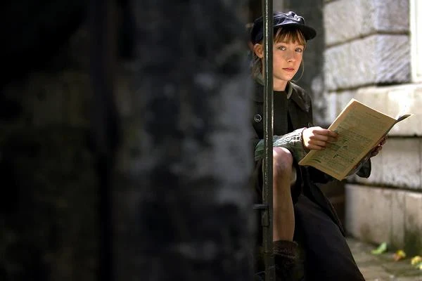 Rok później Ronan oglądaliśmy w biograficznym romansie "Houdini: Magia miłości", gdzie wcieliła się w postać córki szkockiej spirytystki (Catherine Zeta-Jones) zakochanej w słynnym iluzjoniście Harrym Houdinim (Guy Pearce) - fot. Everett Collection