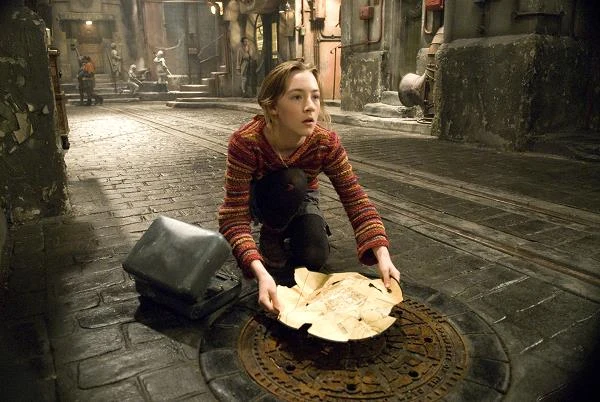 Mimo że jej kolejny film, ambitne sci-fi "Miasto cienia" (2008), przyjęty został raczej chłodno, Ronan, która wcieliła się w obrazie Gila Kenana w postać nastolatki Liny mającej uchornić od zagłady miasto Ember, otrzymała nominację do Irlandzkich Nagród Filmowych w kategorii "najlepsza aktorka pierwszoplanowa".
