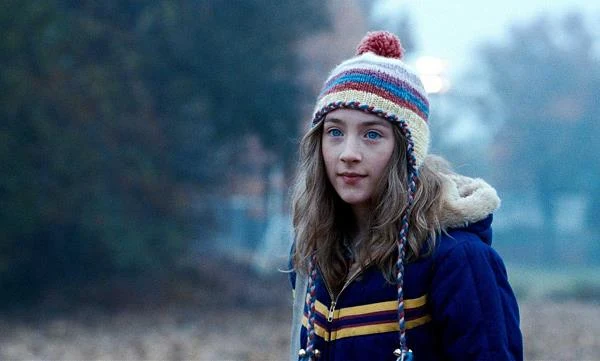 Główna rola w filmie Petera Jacksona "Nostalgia anioła" - ekranizacji bestsellerowej książkę Alice Sebold - ugruntowała pozycje Ronan jako utalentowanej nastolatki. Aktorka wcieliła się w postać Susie Salmon, która zostaje brutalnie zgwałcona i i zamordowana przez swojego sąsiada. To co się dzieje po jej śmierci, obserwuje z nieba. Spoglądając w dół, snuje głosem czternastolatki  koszmarną, ale też pełną nadziei opowieść.