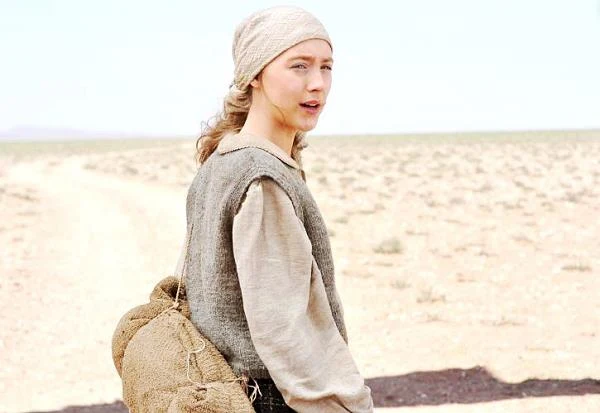 Kolejną kinową rolą Saoirse Ronan był występ u boku Colina Farrella i Eda Harrisa w filmie Petera Weira "Niepokonani" - ekranizacji wydanej w latach 50. ubiegłego wieku książki Sławomira Rawicza "Długi marsz" - pierwszej relacji z sowieckiego łagru, która wstrząsnęła zachodnim światem.