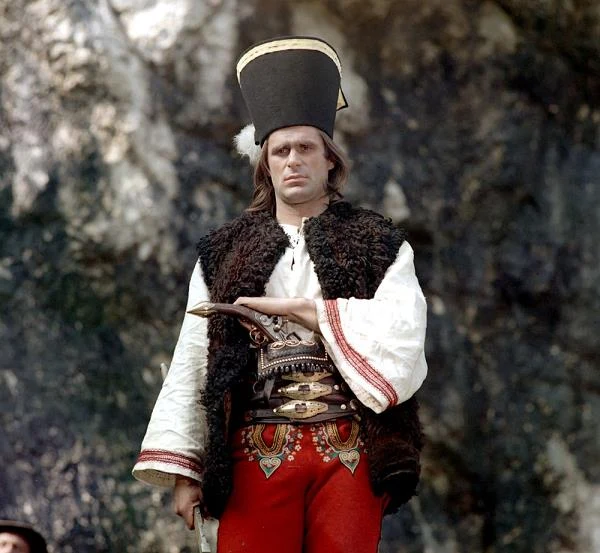 Takiej legendy w polskim kinie chyba nie było. Kiedy słyszymy o Janosiku, myślimy nie o prawdziwym Słowaku z Terchovej, tylko o Marku Perepeczce. Przed laty oprócz kultowergo serialu powstał film fabularny, w którym wykorzystano fragmenty odcinków: 1-3, 7, 9, 12-13. 14 kwietnia 2014 roku mija 40 lat od premiery filmu Jerzego Passendorfera.