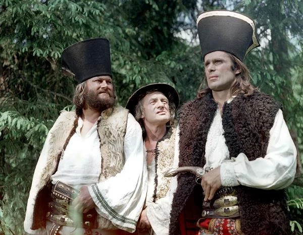 Zdjęcia do filmu i jednocześnie serialu rozpoczęły się w maju 1972 roku i trwały do marca 1973. Kręcono w Niedzicy, na zamku w Pieskowej Skale i w okolicach Białki Tatrzańskiej. Ekipa wykonała imponującą pracę. W ciągu 11 miesięcy zdjęć na 80 tysiącach metrów taśmy filmowej. Obejrzenie ich zajęłoby 12 godzin i 25 minut.